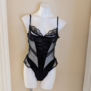 Vintage Frederick's Of Hollywood black lacey open crotch lingerie size M